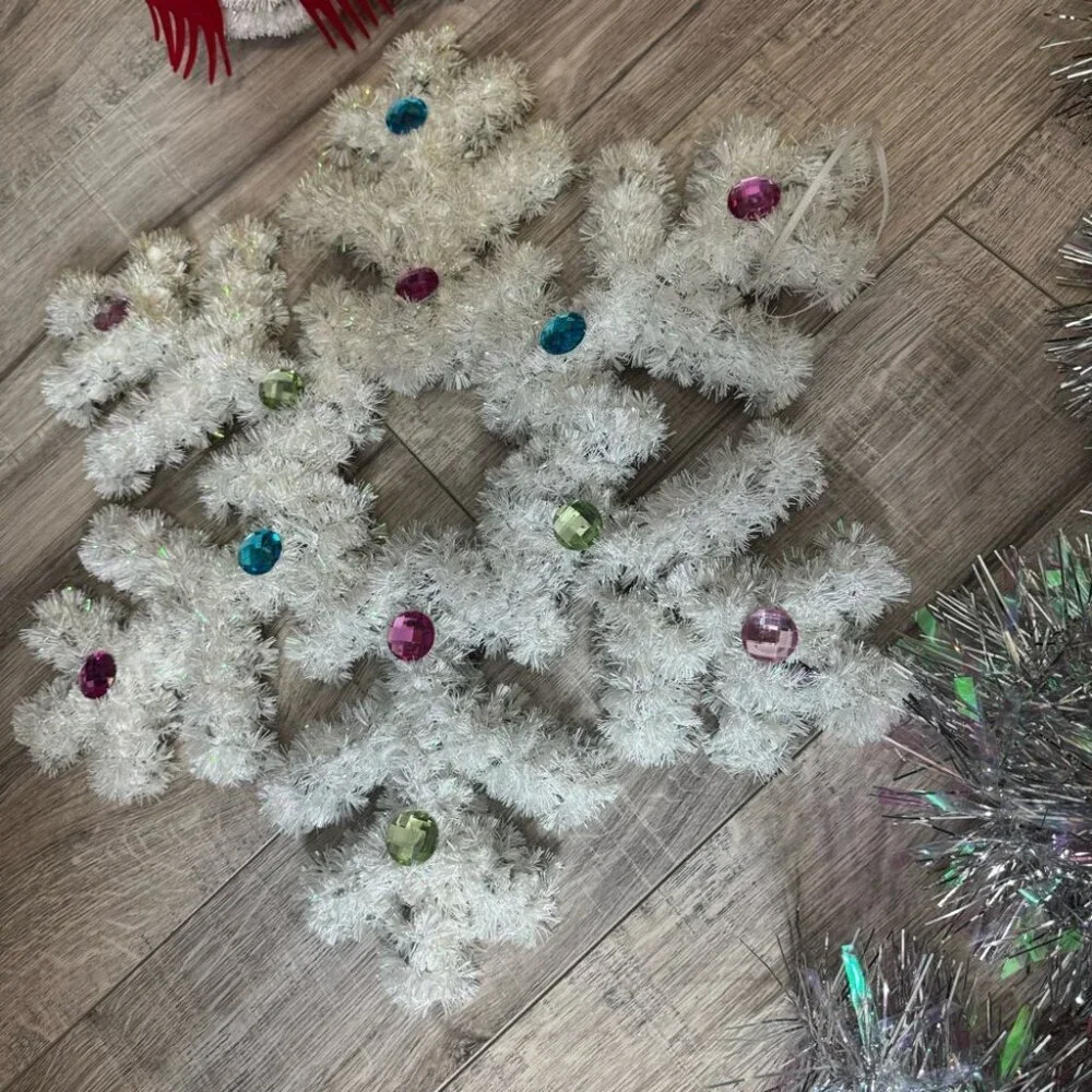 5 Christmas decor bundle present snowman snowflake tinsel sleigh Santa cute 🥰